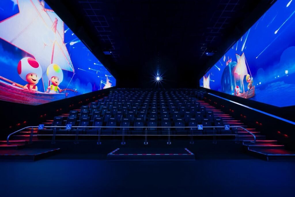 Primera sala SCREENX en Ecuador ubicada en Multicines Scala durante una función con tecnología de proyección panorámica de 270 grados.