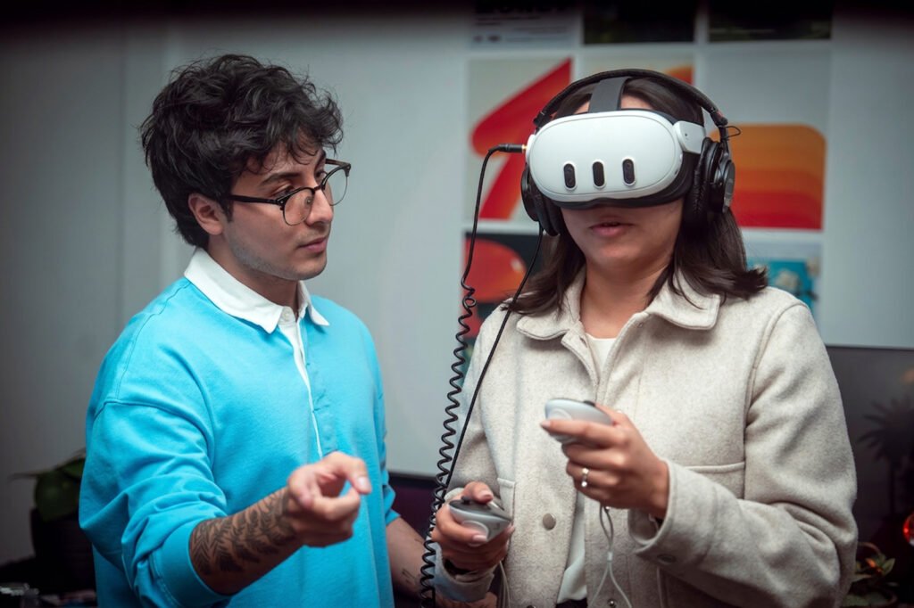 Sebastian Carrasco presenta A Través del Iris, el primer videojuego ecuatoriano publicado en Meta Store para realidad virtual.