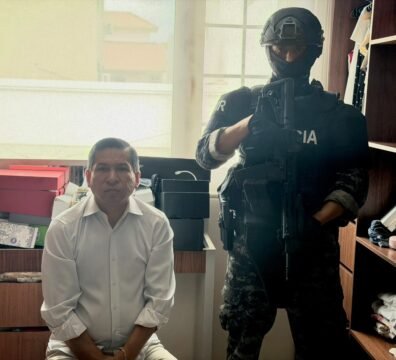 Operativo de la Fiscalía y la Policía durante la detención del alcalde de Machala por presunto enriquecimiento ilícito.