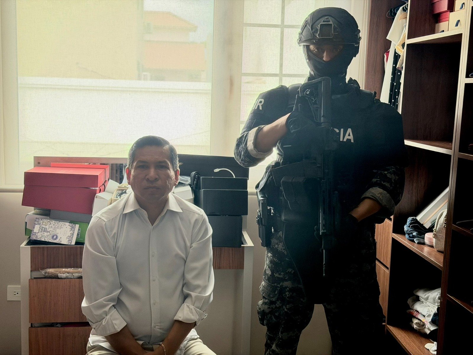 Operativo de la Fiscalía y la Policía durante la detención del alcalde de Machala por presunto enriquecimiento ilícito.
