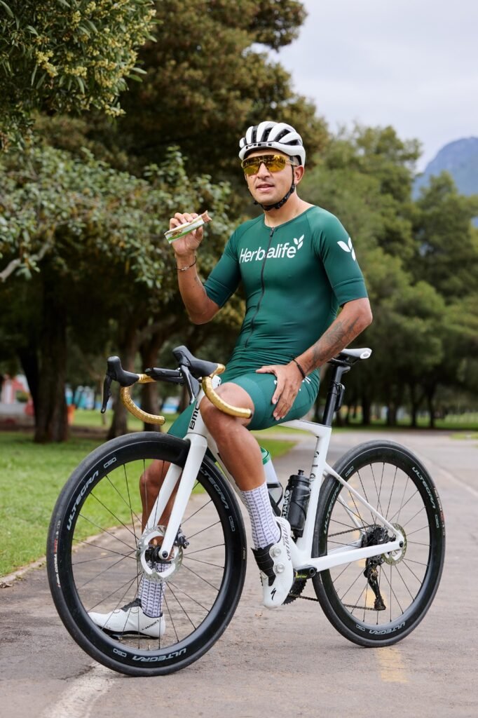 Robinson Chalapud, integrante del Team Herbalife 2026, durante su preparación para competir en el IRONMAN 70.3 Ecuador en Manta.
