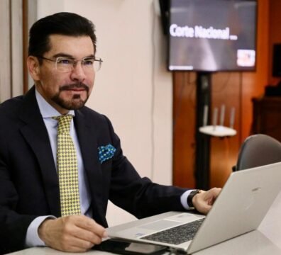 Carlos Leonardo Alarcón durante una entrevista en la que denuncia amenazas y el hackeo de la cuenta oficial de la Fiscalía General del Estado.