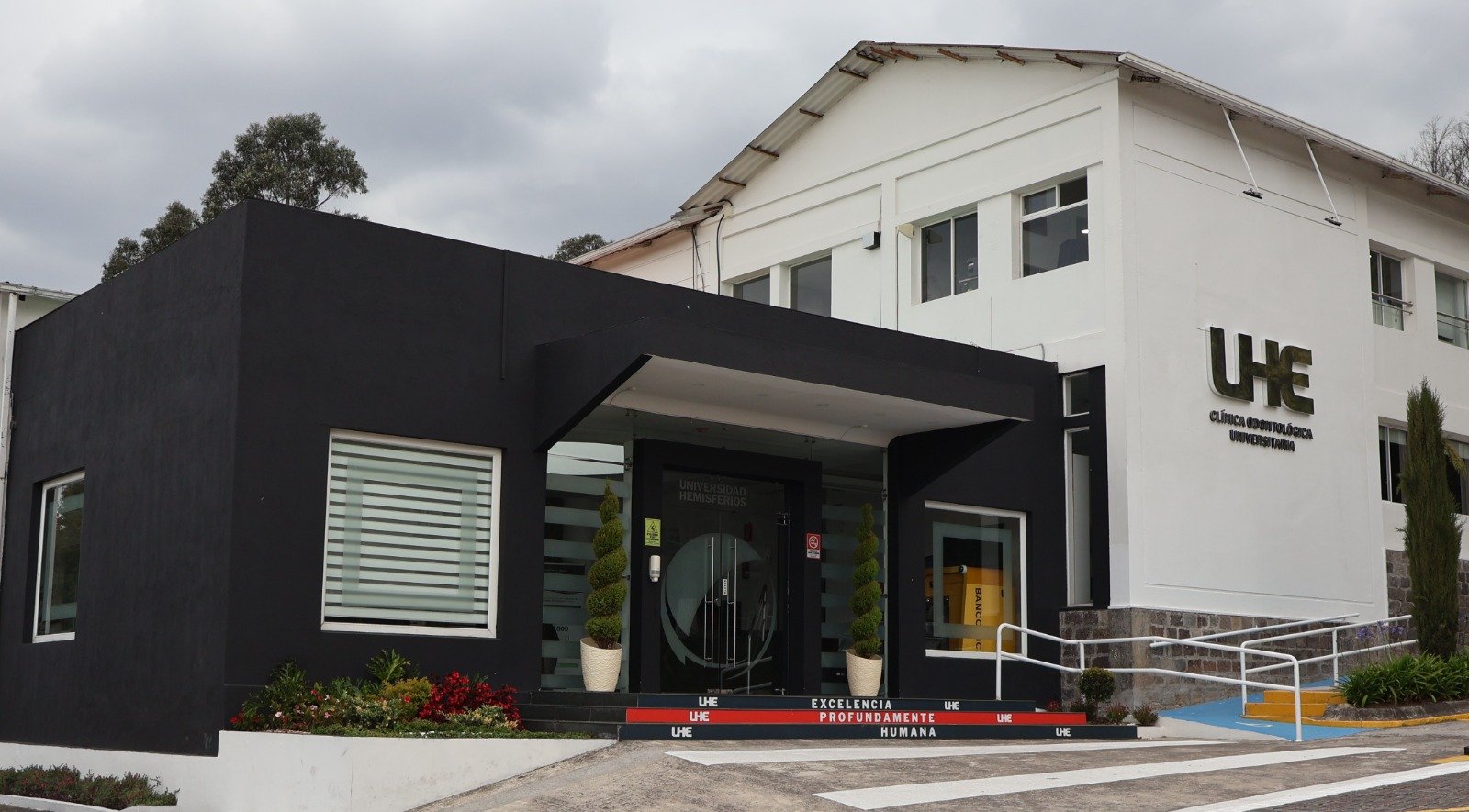 Campus académico donde la Universidad Hemisferios celebra 22 años de trayectoria.