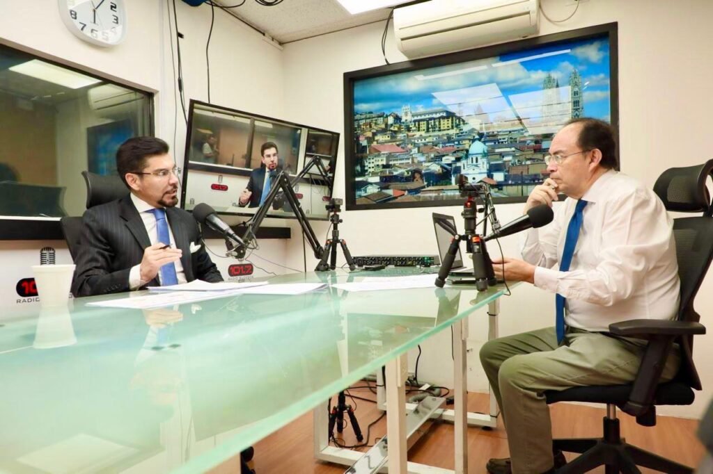 Leonardo Alarcón durante una entrevista en Radio Sucesos sobre casos de alto impacto de la Fiscalía General del Estado.