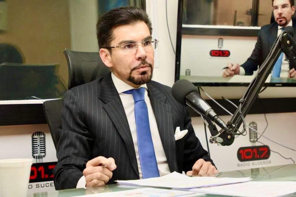 Leonardo Alarcón durante una entrevista en Radio Sucesos sobre casos de alto impacto de la Fiscalía General del Estado.