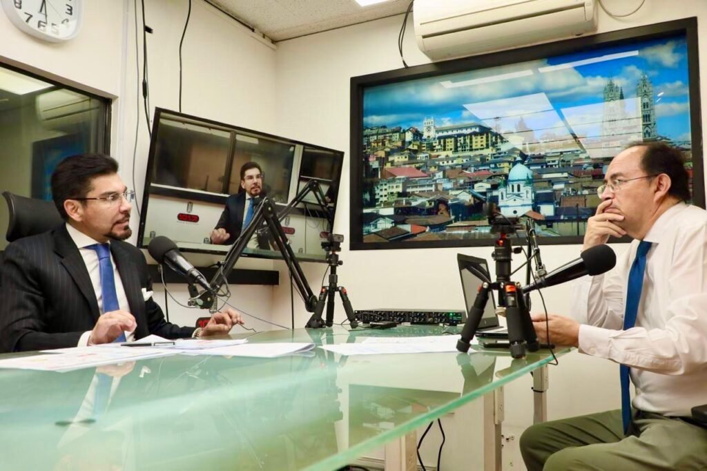 Leonardo Alarcón durante una entrevista en Radio Sucesos sobre casos de alto impacto de la Fiscalía General del Estado.