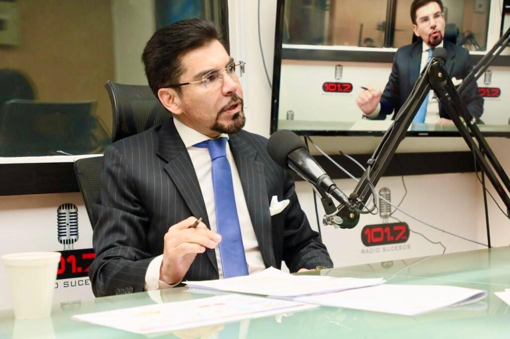 Leonardo Alarcón durante una entrevista en Radio Sucesos sobre casos de alto impacto de la Fiscalía General del Estado.
