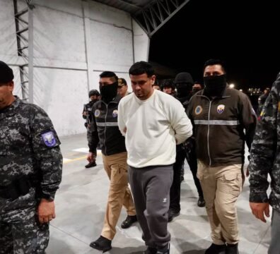 Alias “Gato Negro” llega a Ecuador bajo fuerte resguardo policial tras su captura en Colombia.
