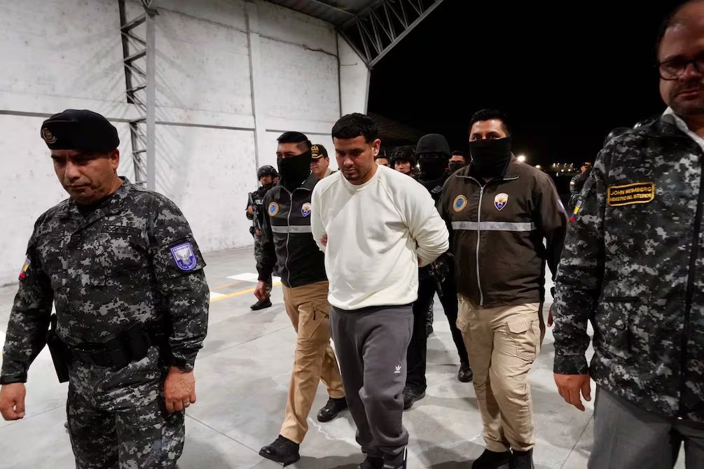 Alias “Gato Negro” llega a Ecuador bajo fuerte resguardo policial tras su captura en Colombia.