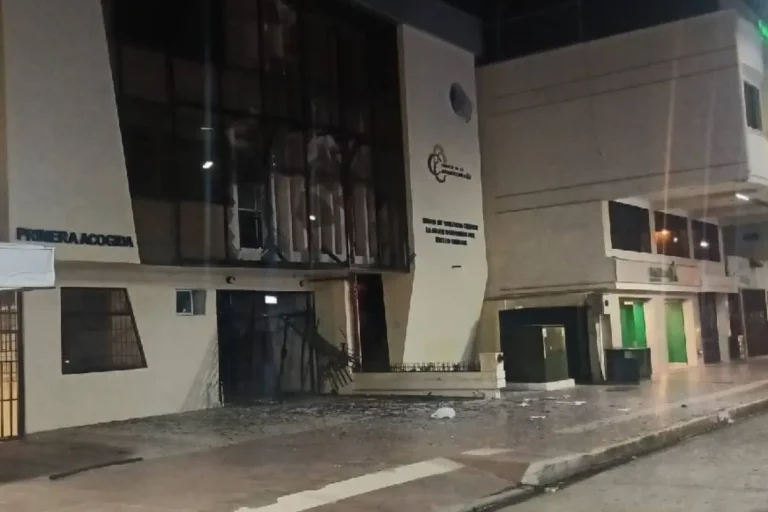 Personal policial inspecciona la unidad judicial de Machala tras el ataque con explosivos registrado durante la noche.