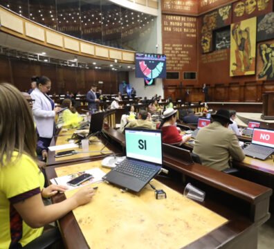 Asamblea Nacional debate la fiscalización de municipios y las competencias para investigar a los gobiernos autónomos descentralizados.