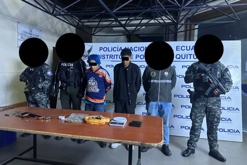 Agentes de la Policía Nacional durante el Operativo Atlas-114 en Quito, donde fueron aprehendidos dos presuntos integrantes de Los Lobos.