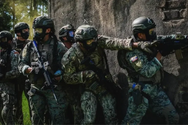 Militares de Ecuador y Estados Unidos participan en un entrenamiento conjunto para fortalecer la cooperación operativa contra el narcoterrorismo