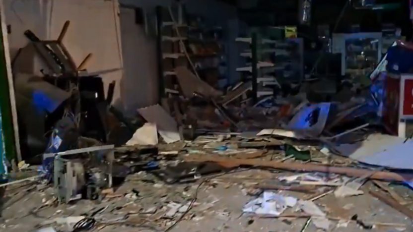 Ataque con explosivos en Los Ríos destruyó una farmacia y afectó un cajero automático en Babahoyo.