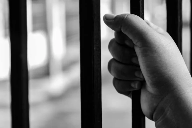 Personal judicial durante el proceso por el caso en el que un hombre asesinó a su novia embarazada en Azogues.