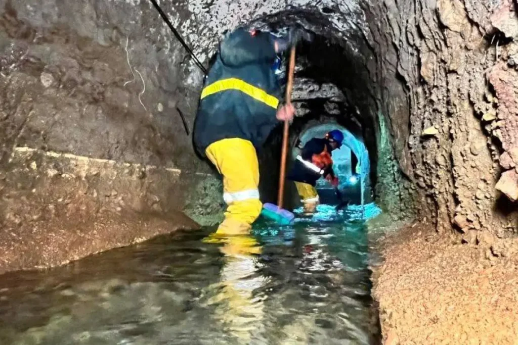 Personal de Epmaps realiza mantenimiento en la caverna natural que abastece de agua a 280 mil habitantes de Quito.