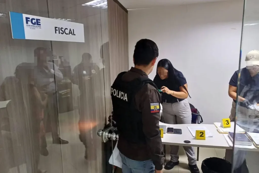 Funcionarios durante el operativo en el que la Fiscalía allana despacho de fiscal en Guayaquil por el caso de alias "Pan de Piña".
