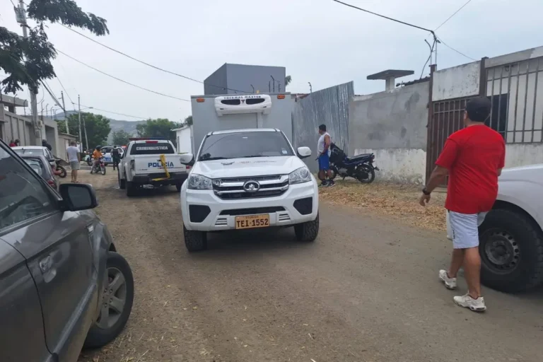 Policías resguardan la escena donde un ciclista fue asesinado en Portoviejo, en la ciudadela Municipal de Manabí.