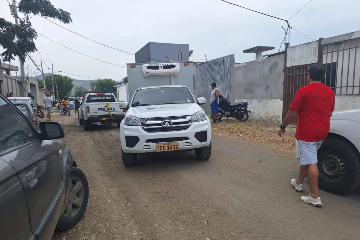 Policías resguardan la escena donde un ciclista fue asesinado en Portoviejo, en la ciudadela Municipal de Manabí.