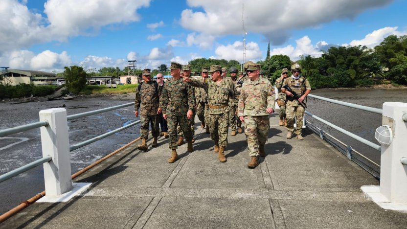 Jefe del Comando Sur visita Ecuador durante actividades con militares ecuatorianos en la frontera norte.