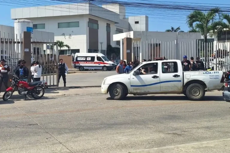 Policías y personal de Criminalística investigan un crimen en Portoviejo ocurrido en una recicladora de Manabí.