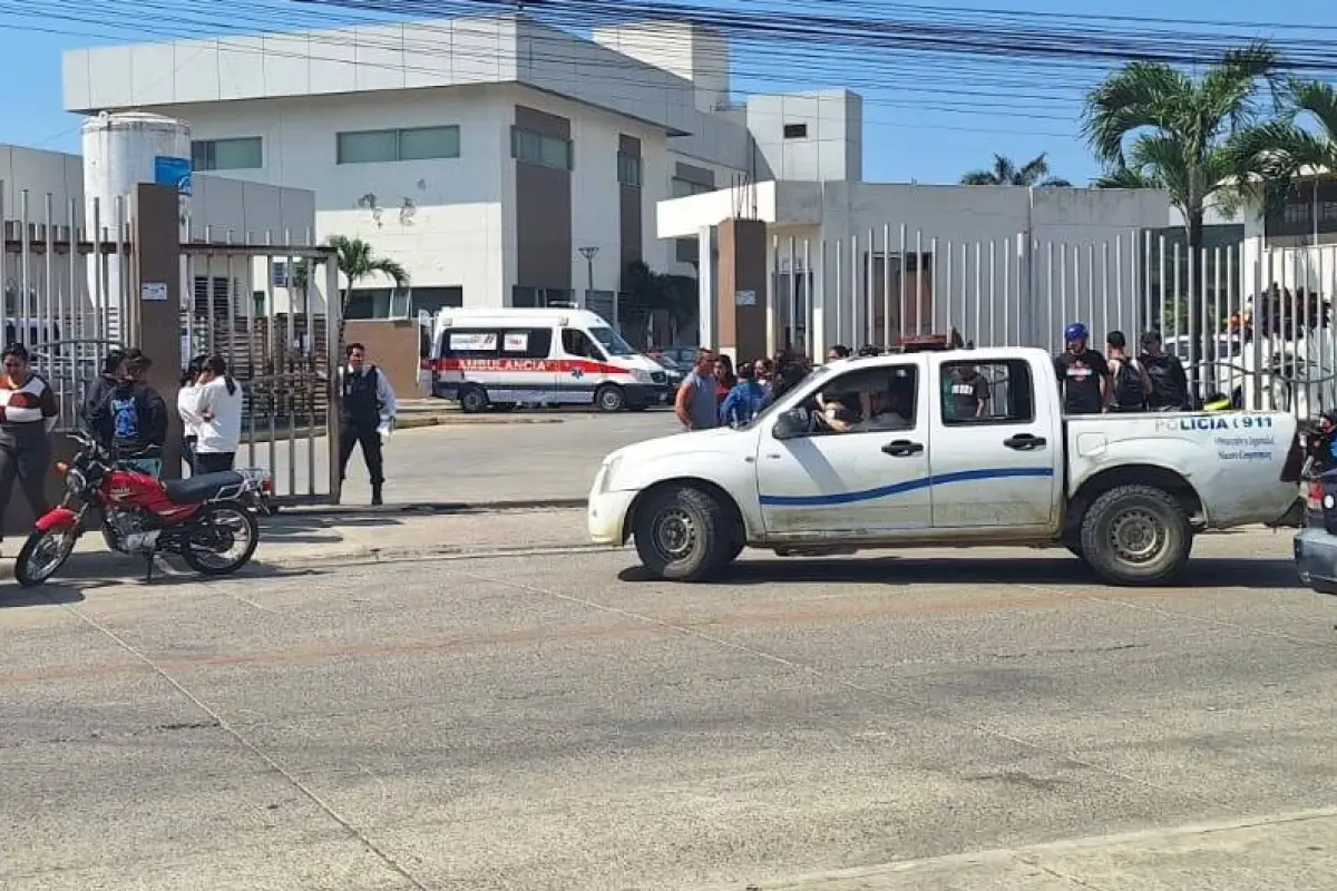 Policías y personal de Criminalística investigan un crimen en Portoviejo ocurrido en una recicladora de Manabí.