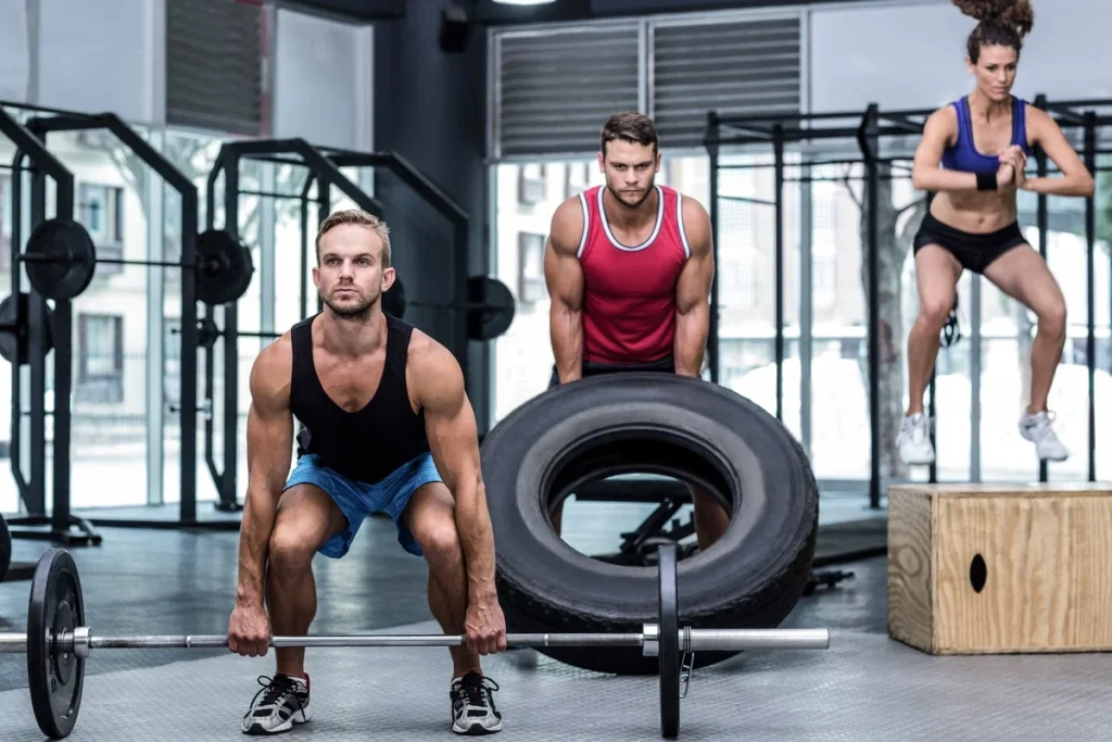 Personas entrenando con equipos deportivos, practicando fitness y CrossFit siguiendo una rutina saludable