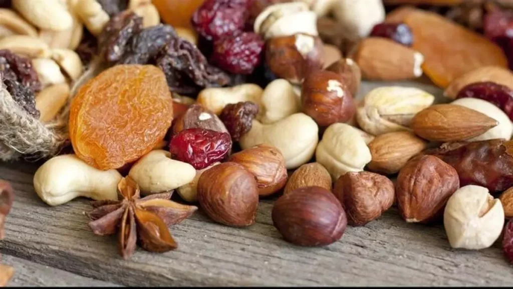 : Porción variada de frutos secos como nueces, almendras y avellanas, relacionados con beneficios en la fertilidad masculina