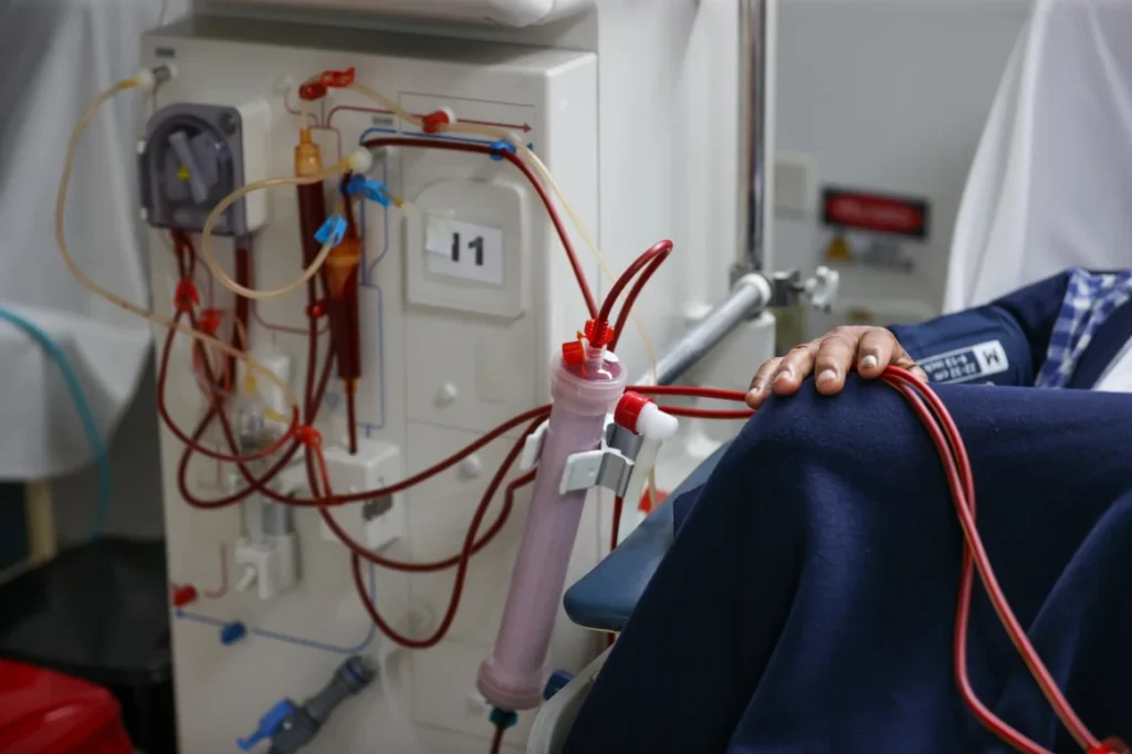 Paciente esperando en las afueras del hospital público Eugenio Espejo en Quito, en medio de la crisis por falta de insumos en hospitales de Ecuador