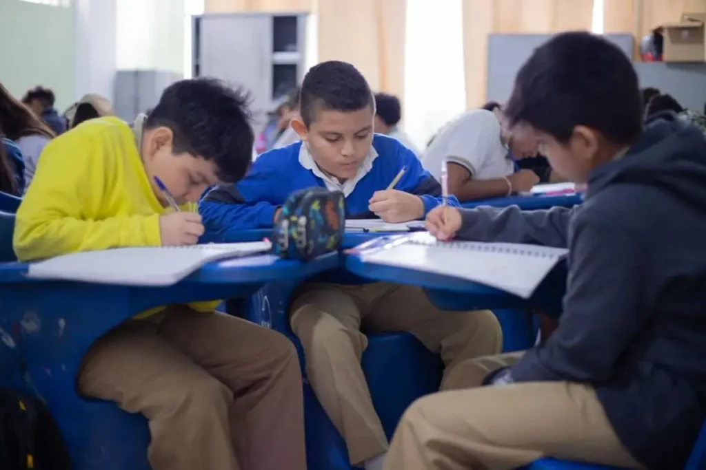 Estudiantes participan en actividades educativas por las clases los sábados en Ecuador.