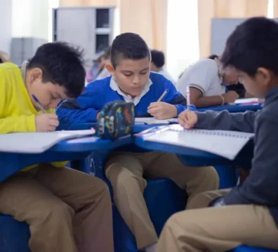 Estudiantes participan en actividades educativas por las clases los sábados en Ecuador.