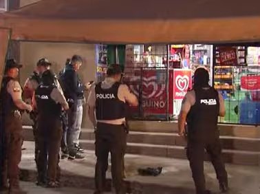 Explosivo en tienda de Montebello tras la detonación registrada cerca del mercado del norte de Guayaquil.