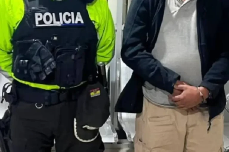 Policías intervienen durante la aprehensión de un exmiembro de la FAE en Pifo tras un incidente en un bus interparroquial.