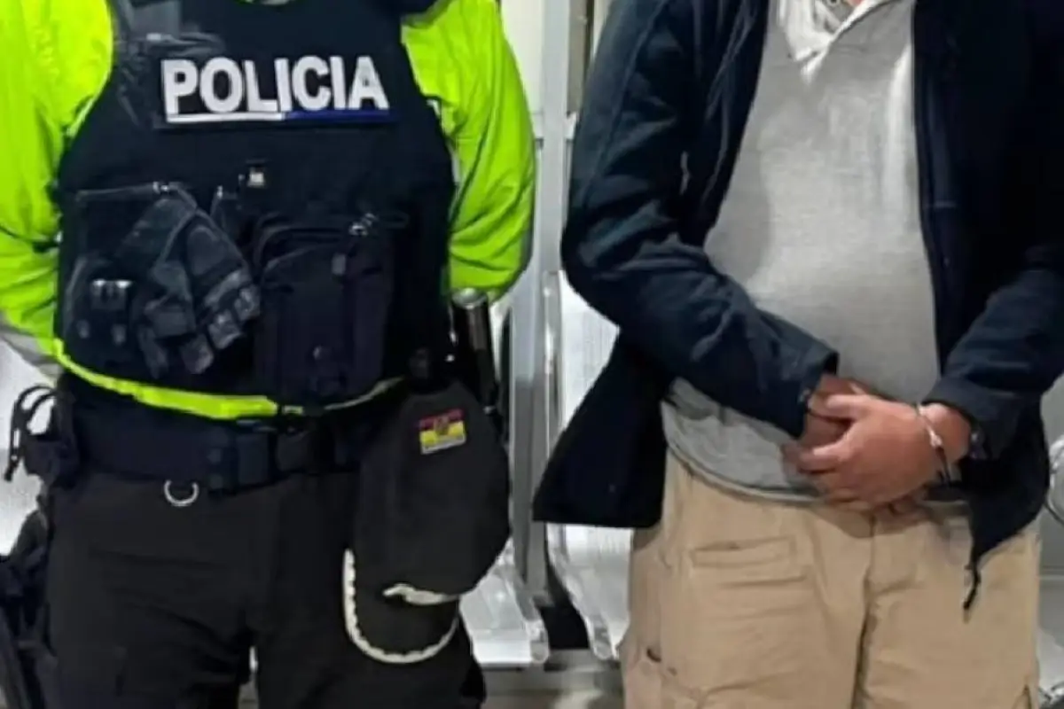 Policías intervienen durante la aprehensión de un exmiembro de la FAE en Pifo tras un incidente en un bus interparroquial.