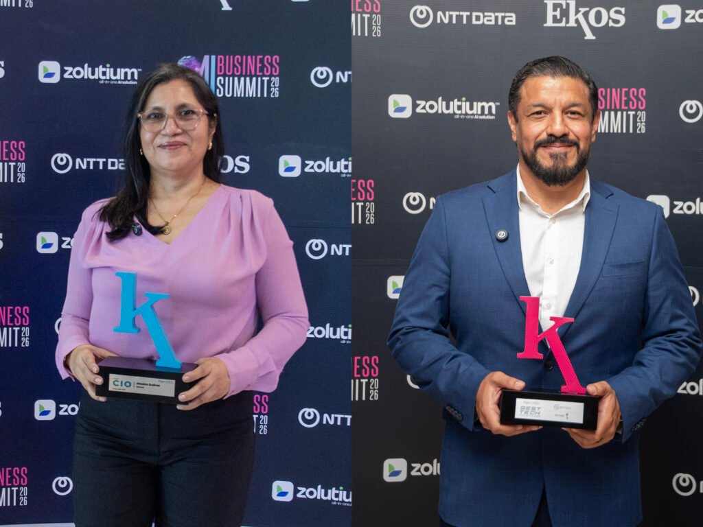 Equipo de Telconet Latam recibiendo reconocimientos por innovación tecnológica en Ecuador durante el AI Business Summit 2026