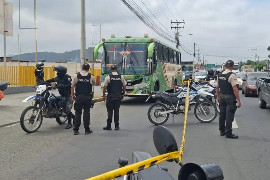 Policía Nacional realiza diligencias tras el asesinato de un funcionario del Municipio de Portoviejo ocurrido dentro de un bus de transporte público.