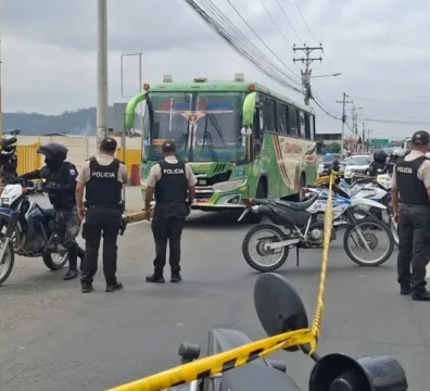Policía Nacional realiza diligencias tras el asesinato de un funcionario del Municipio de Portoviejo ocurrido dentro de un bus de transporte público.
