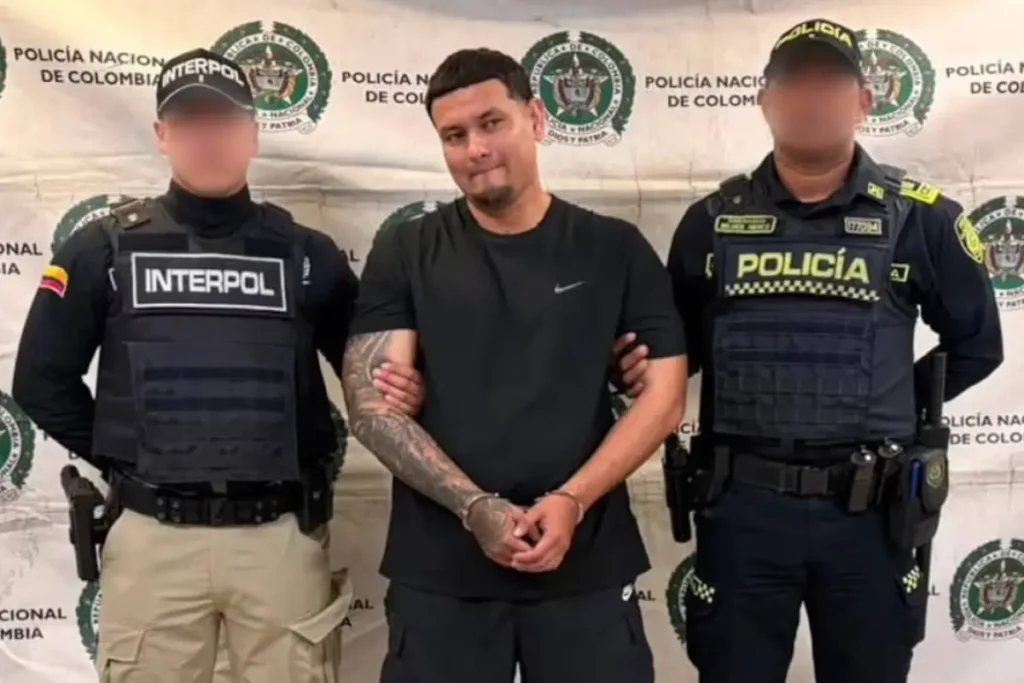 Alias 'Gato Negro' en Ecuador durante su llegada al Aeropolicial de Guayaquil bajo un fuerte resguardo policial.