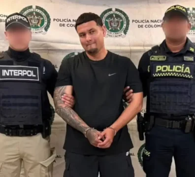 Alias 'Gato Negro' en Ecuador durante su llegada al Aeropolicial de Guayaquil bajo un fuerte resguardo policial.