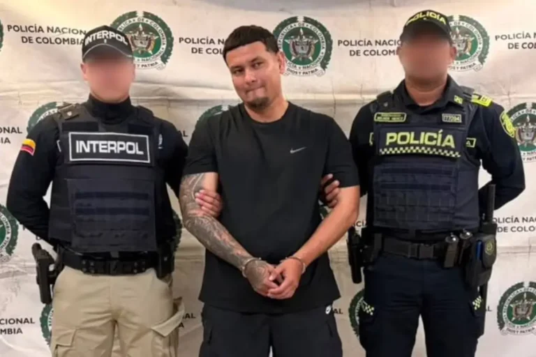 Alias 'Gato Negro' en Ecuador durante su llegada al Aeropolicial de Guayaquil bajo un fuerte resguardo policial.