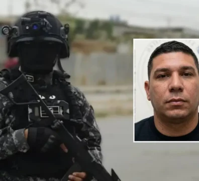 Policías resguardan el sepelio de David Macías Villamar en el cementerio Parques del Recuerdo de Manta.