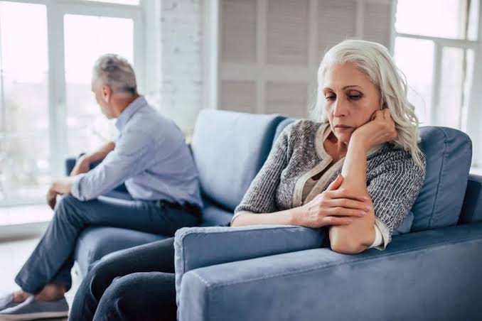 Concepto de divorcios grises y su impacto en la salud mental en adultos mayores