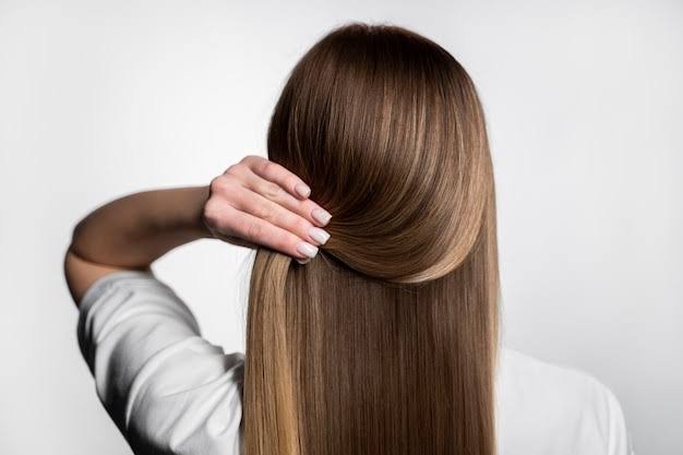 Muestra de cabello, informe de estudio de ADN y estetoscopio, representando cómo el cabello revela datos de salud y bienestar integral