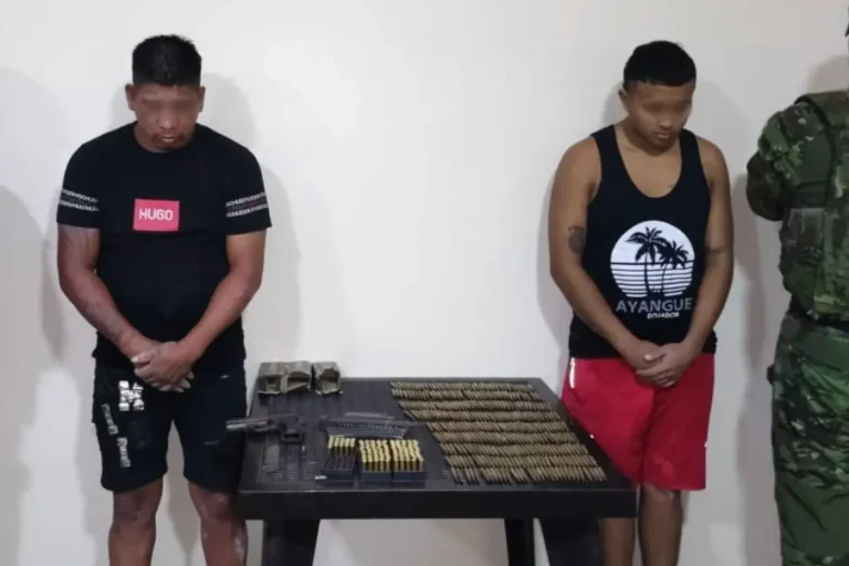 Militares participan en el operativo militar en Daule donde fueron decomisadas armas y capturados dos presuntos integrantes de los 'Chone Killers'.