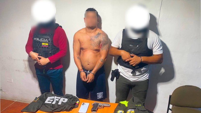 Agentes de la Policía Nacional custodian el ingreso a una vivienda en Playas, donde se incautaron armas y se capturó a alias 'La O', señalado como articulador de sicarios.