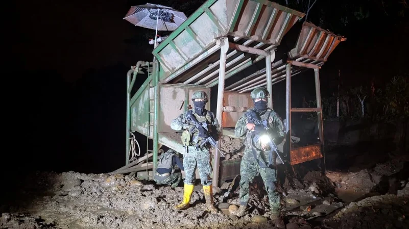 Militares del Ejército durante un operativo en el que fueron capturados presuntos integrantes de Los Lobos en la Amazonía.