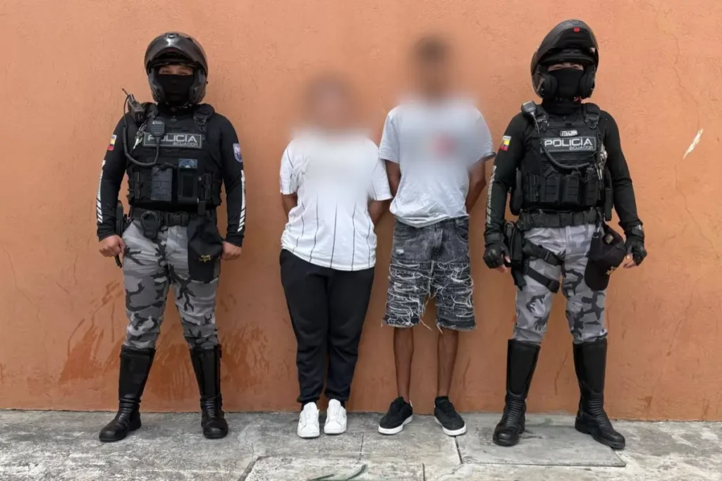 Agentes de la Policía Nacional inspeccionan un vehículo recuperado durante un operativo por robo de vehículos en Manta.
