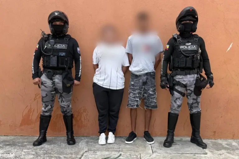 Agentes de la Policía Nacional inspeccionan un vehículo recuperado durante un operativo por robo de vehículos en Manta.