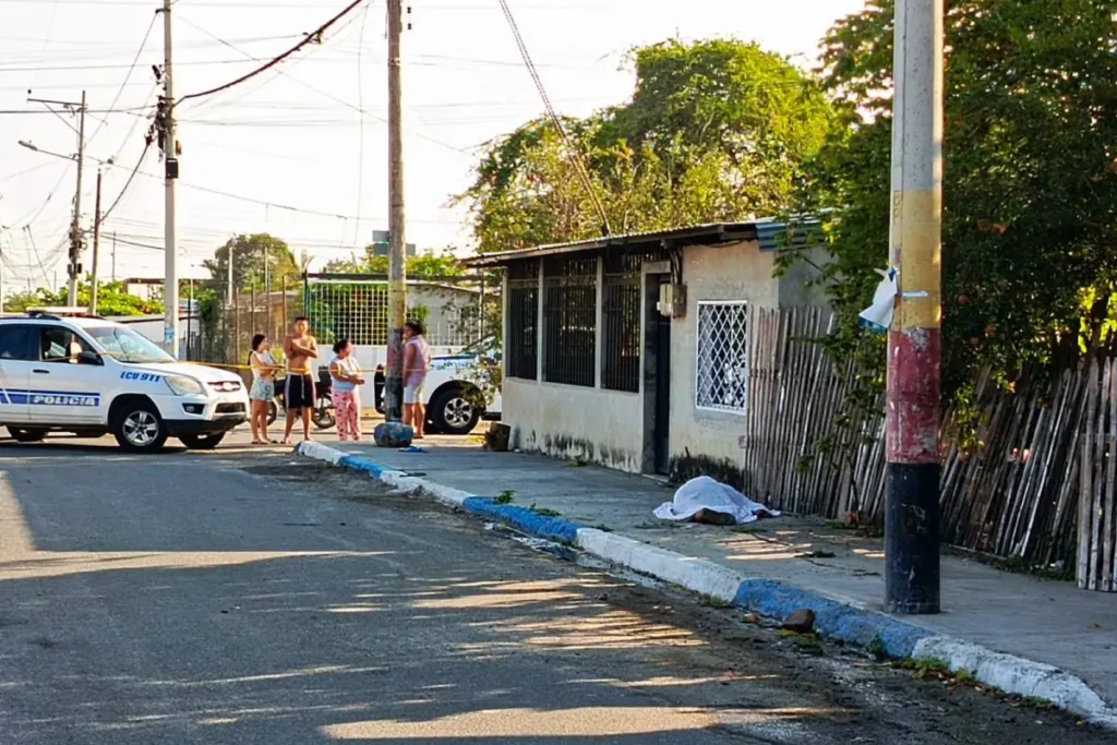 Ataque sicario en Manta ocurrido en el barrio Nueva Esperanza, donde un hombre murió tras ser baleado por sujetos en motocicleta.