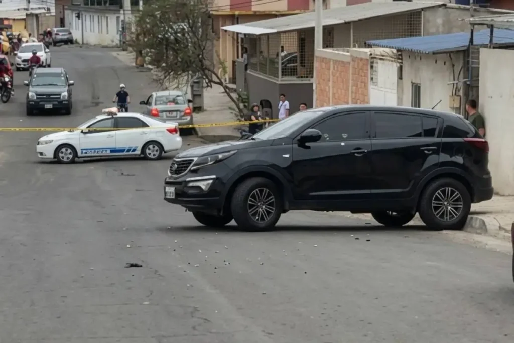 Vehículo con impactos de bala tras un ataque armado en Manta frente a una unidad educativa.